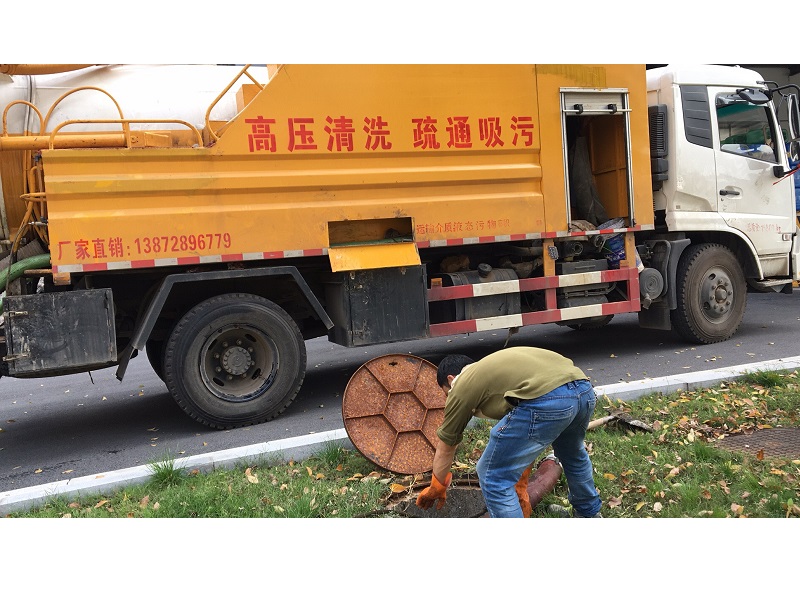 社区清理化粪池